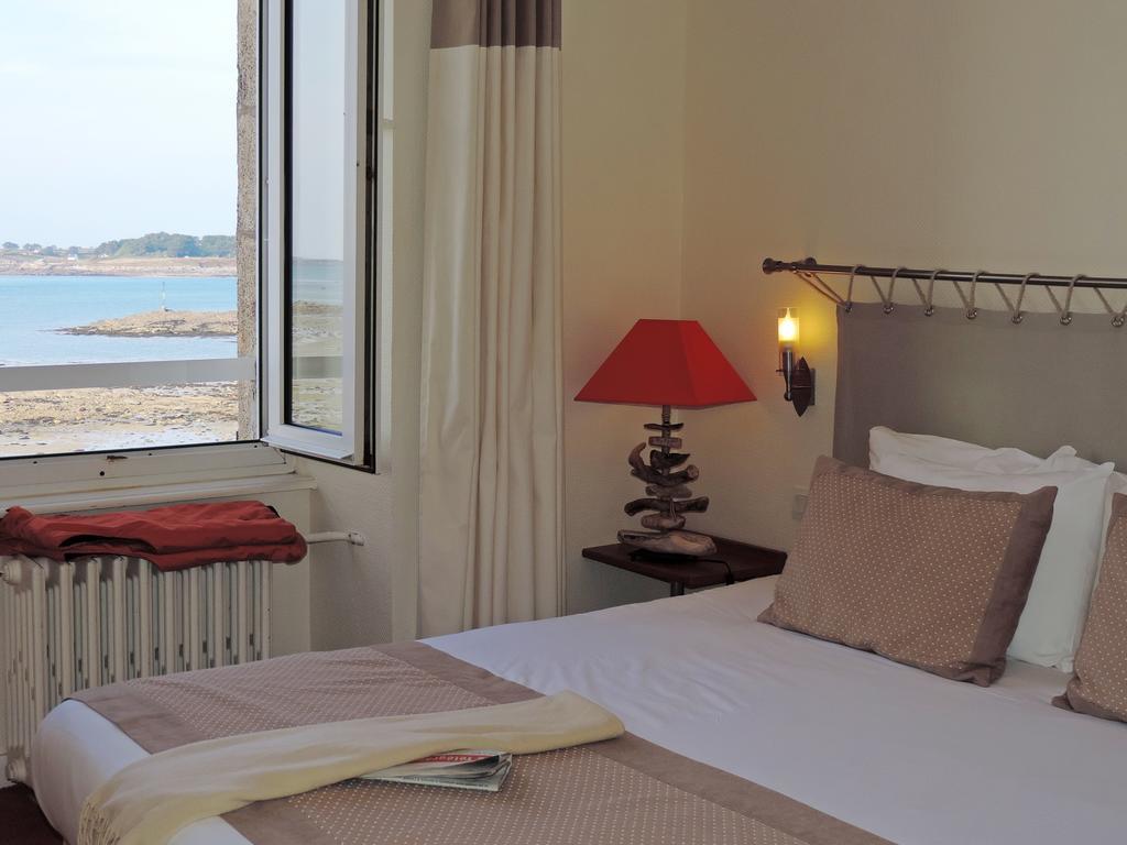 Hotel Aux Tamaris - Vue Mer Роскоф Номер фото