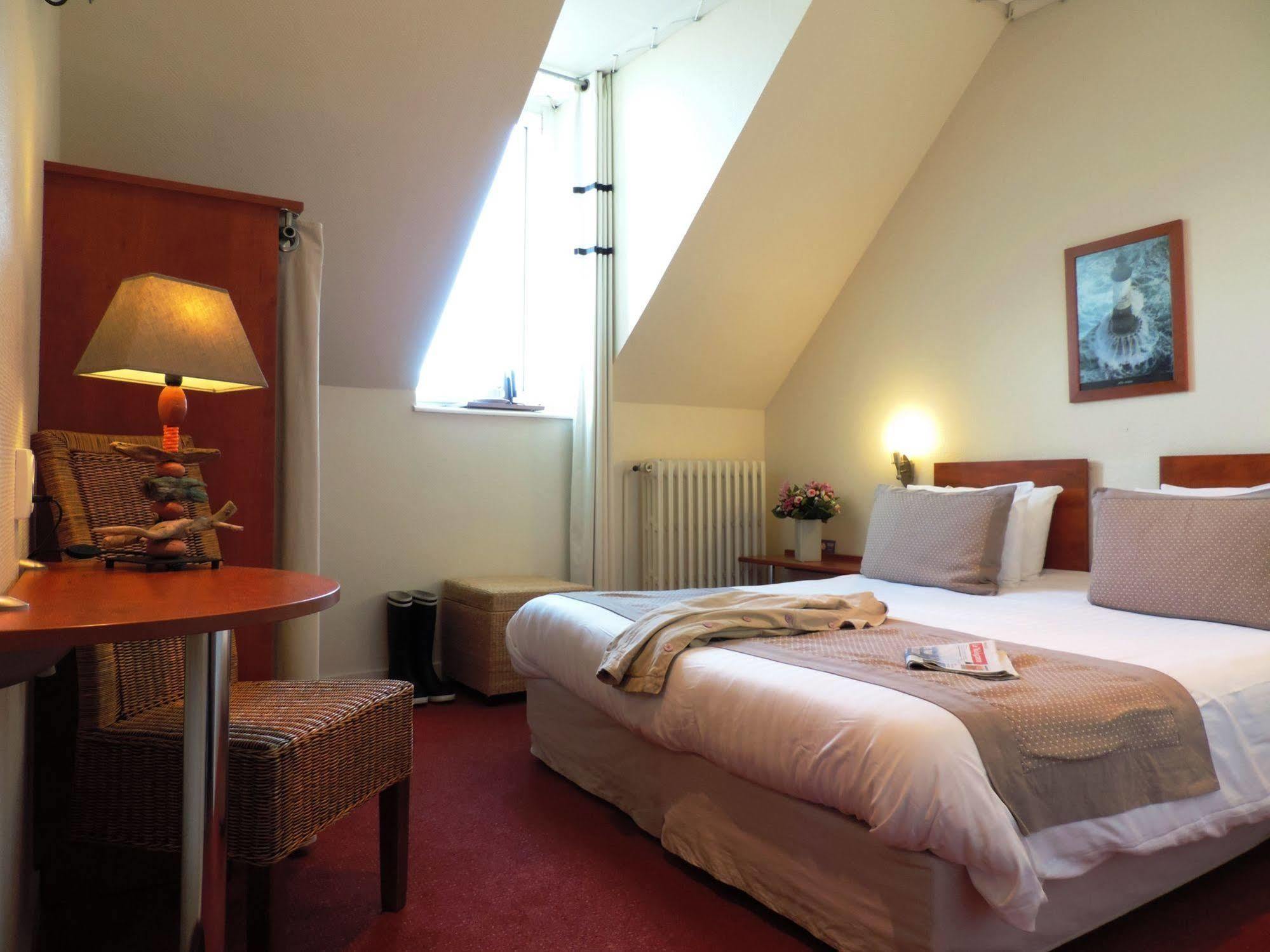 Hotel Aux Tamaris - Vue Mer Роскоф Экстерьер фото