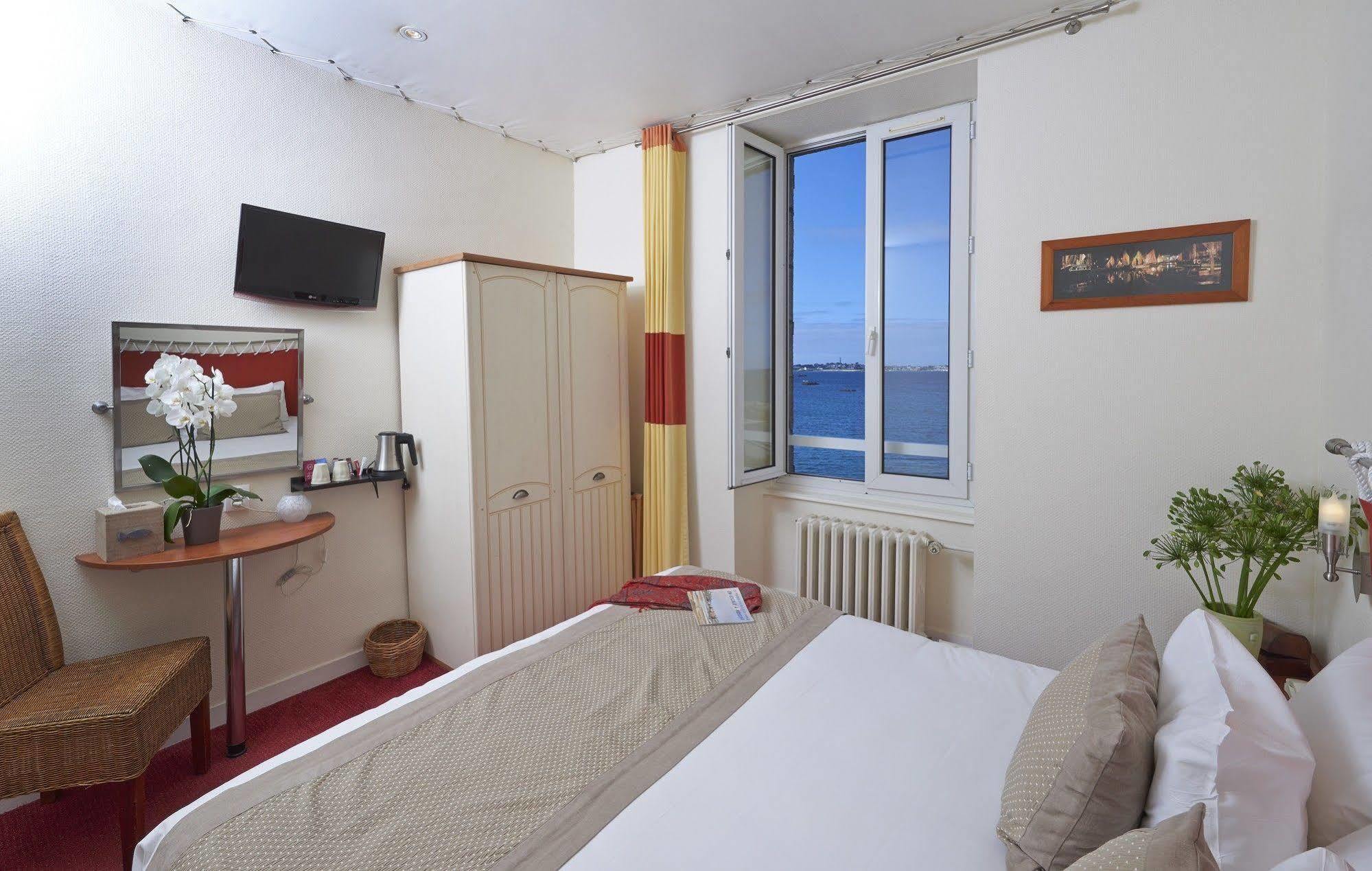 Hotel Aux Tamaris - Vue Mer Роскоф Экстерьер фото